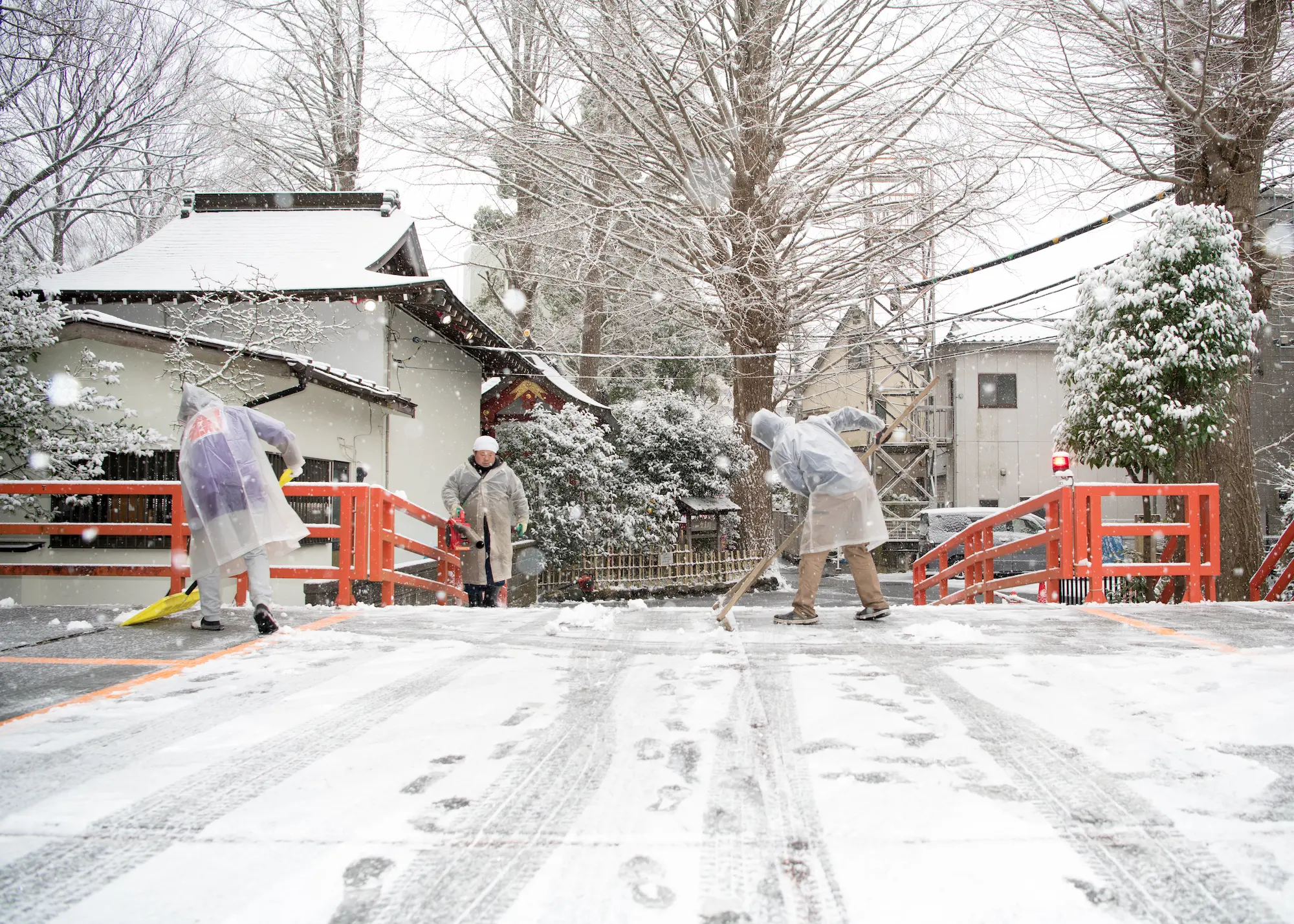 雪降る神社08