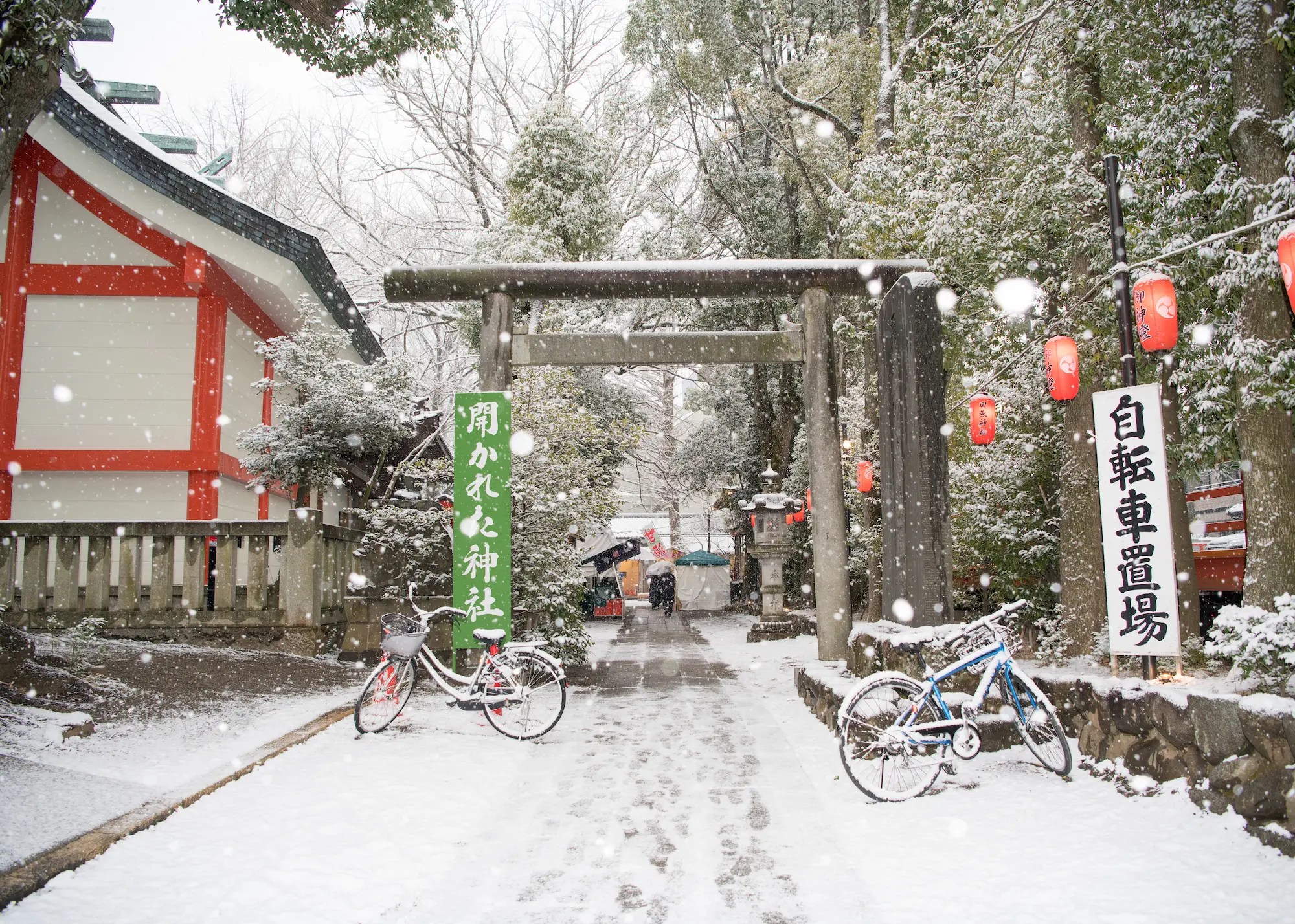 雪降る神社10