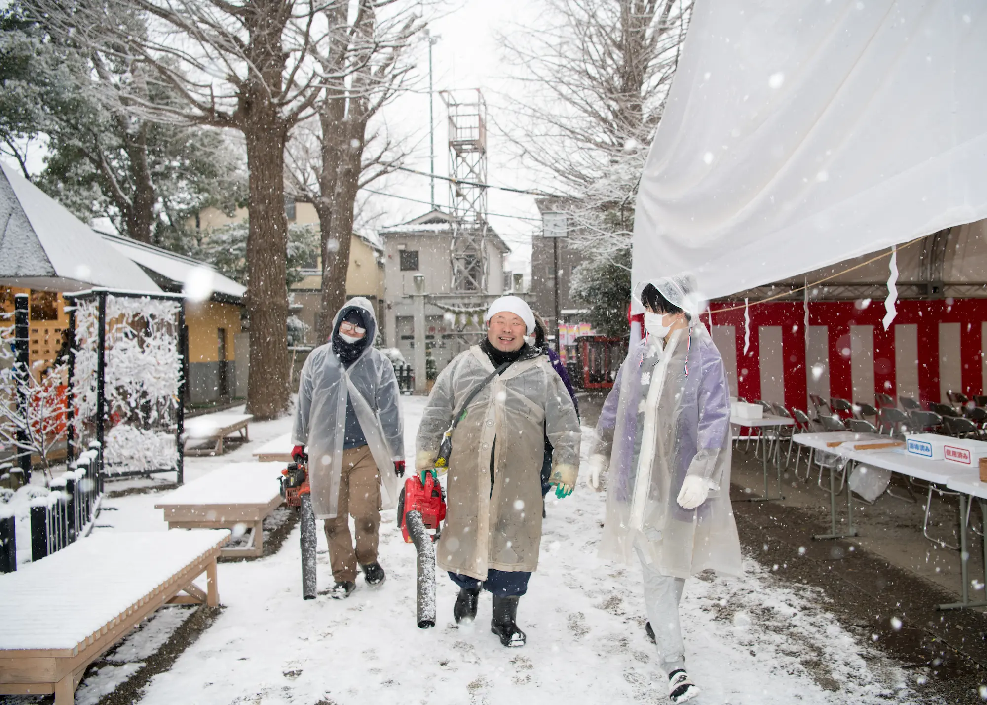 雪降る神社18